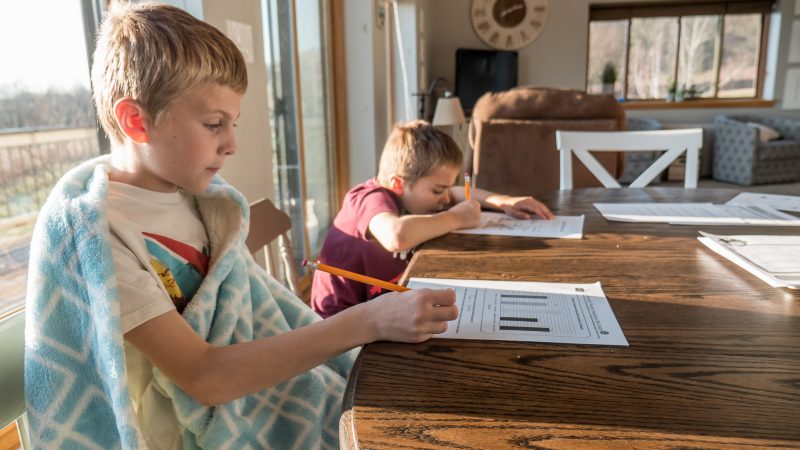 Faire l’école à la maison : tout ce qu’il faut savoir avant de se lancer