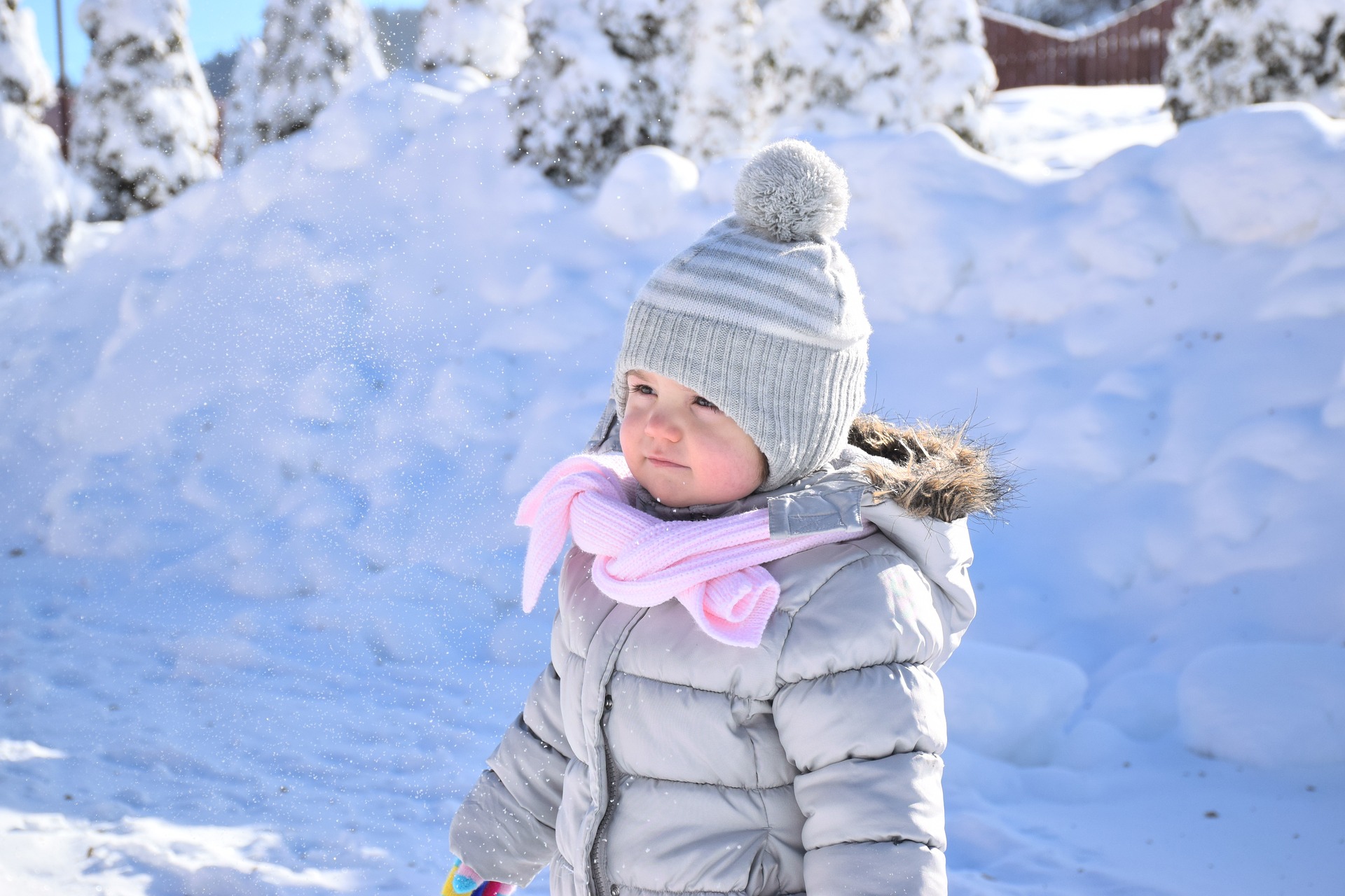 Bébé : les essentiels à glisser dans sa valise de maternité d'hiver